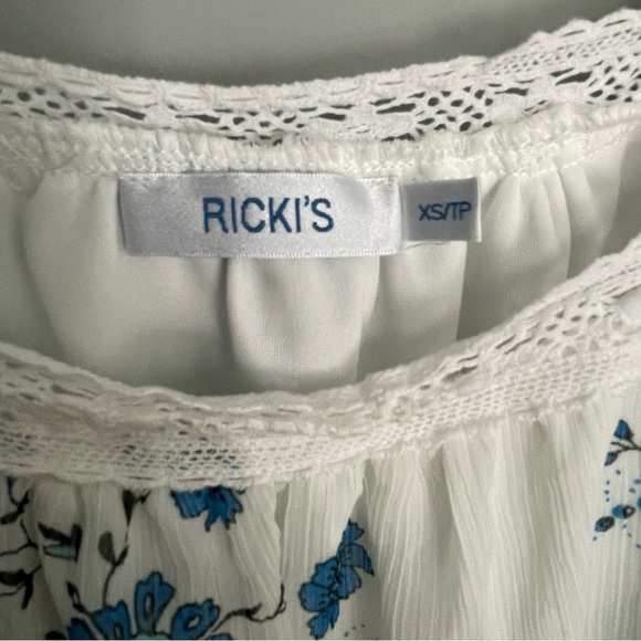 3/$20 | Ricki’s Floral top - Picture 4 of 5